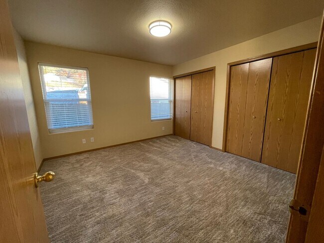 Building Photo - 300 Currier Ave
