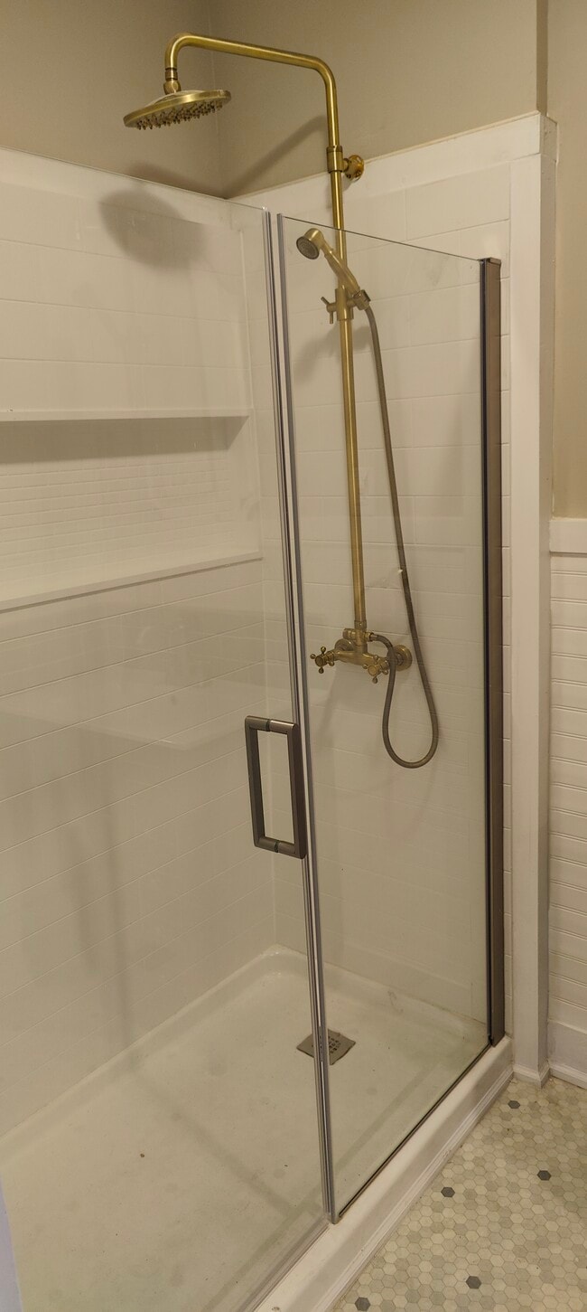 Building Photo - 213 Dennis St