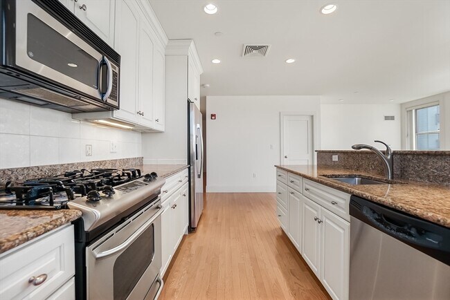 Building Photo - 116-128-128 Rantoul St