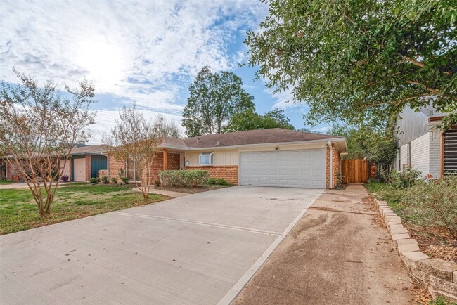 Building Photo - 4923 Poinciana Dr