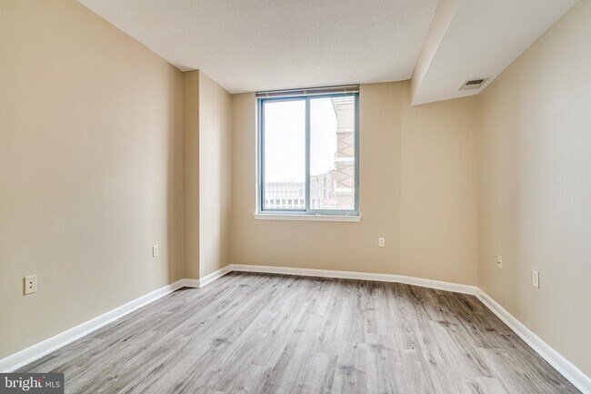 Building Photo - 851 N Glebe Rd