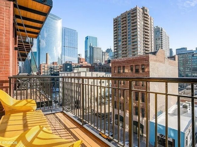 Private balcony overlooking skyline - 616 W Fulton St