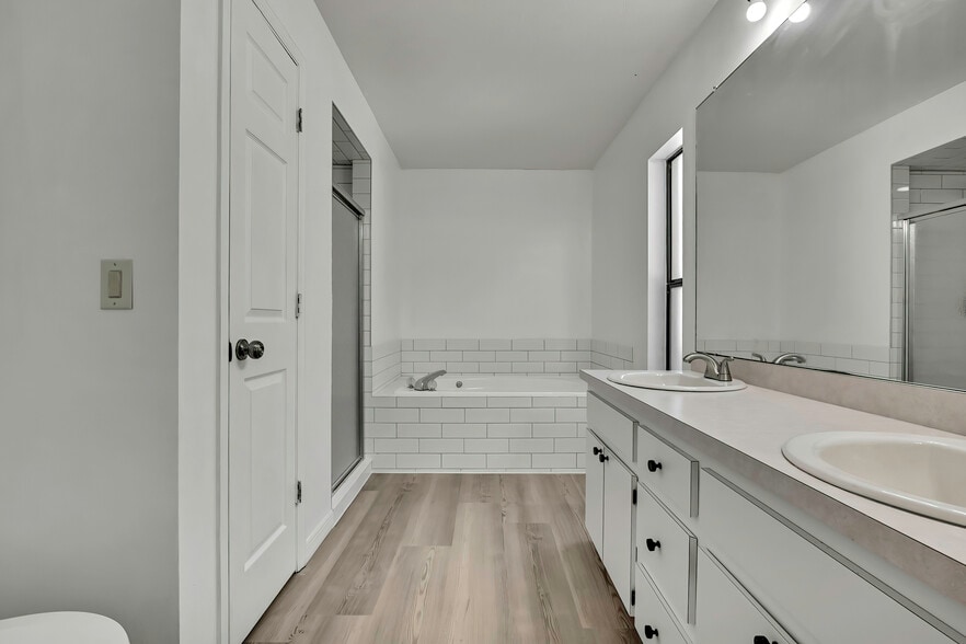 Master bathroom - 295 E Keller Ct