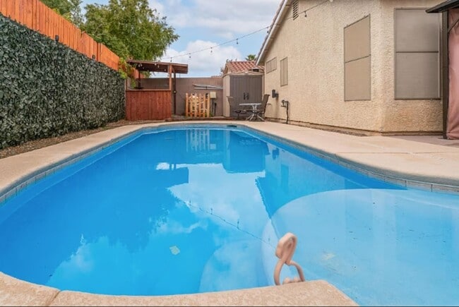 Building Photo - Single Story with a Pool!!
