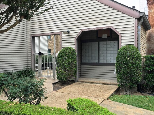 Building Photo - 2025 Augusta Dr