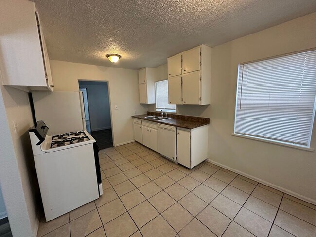 Building Photo - Spacious 4 Bedroom Home | 2 Living Rooms | Large Fenced Yard | 1,700+ Sq Ft