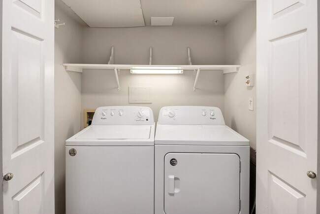 Building Photo - 2bd/2ba Sammamish House
