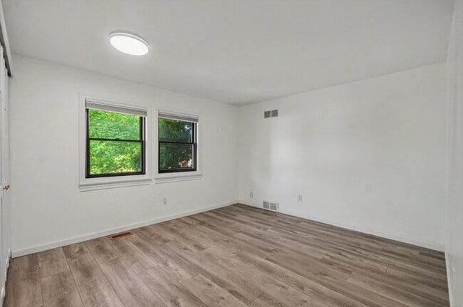 Building Photo - 615 Davis Ave