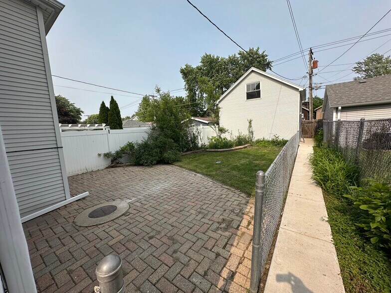 Building Photo - 1108 Lathrop Ave