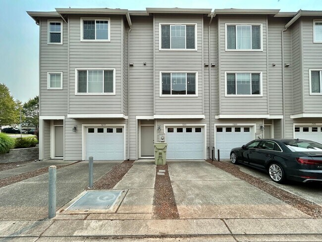 Building Photo - Stunning 2 Bed, 2.5 Bath Craftsman Townhome with Community Amenities!