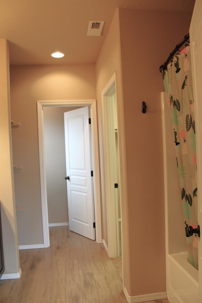 Building Photo - 2244 Kingswood Dr