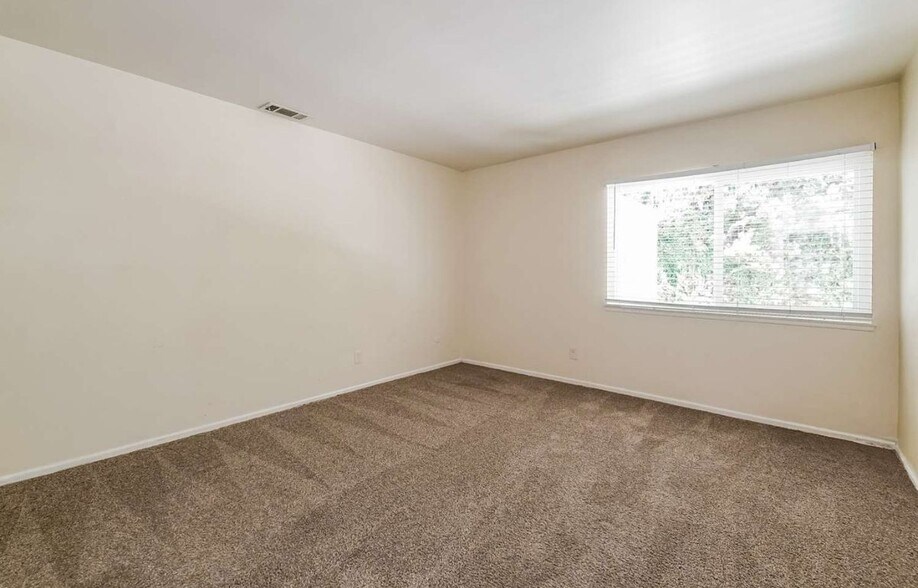 Building Photo - 1752 Willowbrook Ln