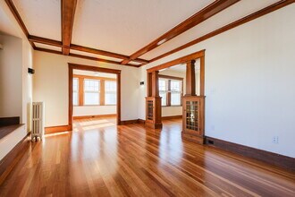 Building Photo - Stunning, Renovated, Spacious 2 Bed / 1 Bath in North Quincy