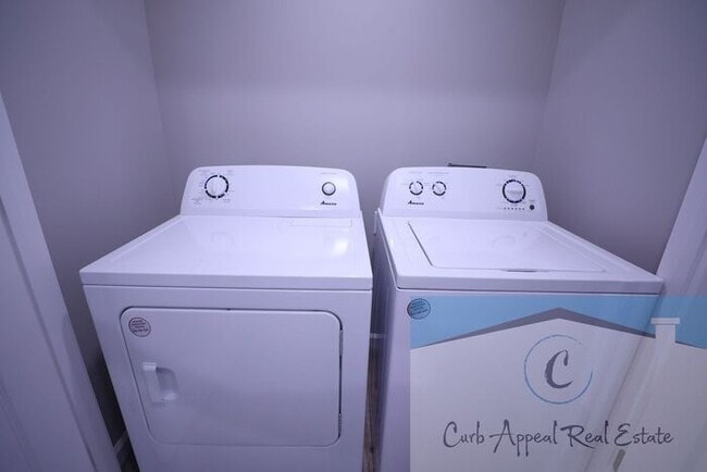 Building Photo - Move in special $800!! Beautiful 2 bed 2 bath duplex, includes washer and dryer - new construction!!