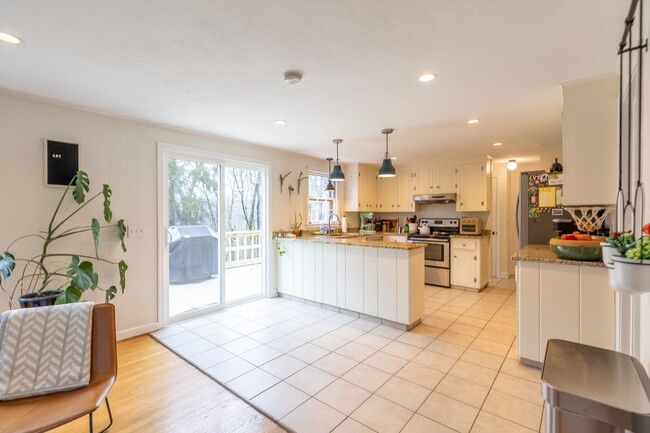 Building Photo - Bright and Beautiful 4 Bedroom Colonial