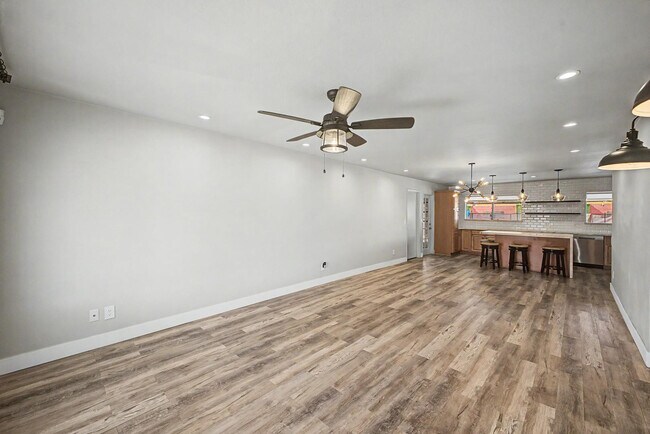 Building Photo - 4048 E Dahlia Dr