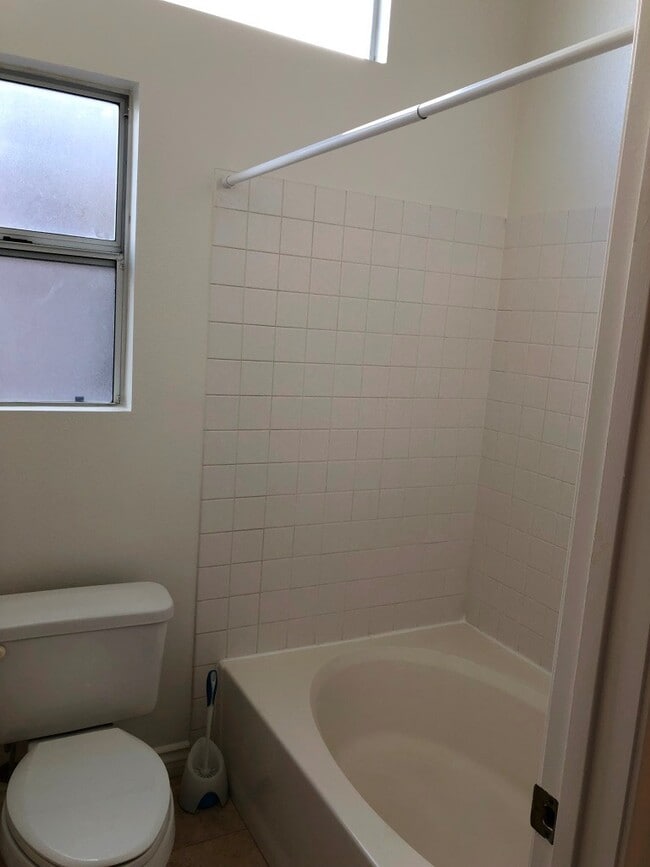 Building Photo - Beautiful Single Story Home