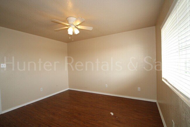 Building Photo - Spacious Three-Bedroom!