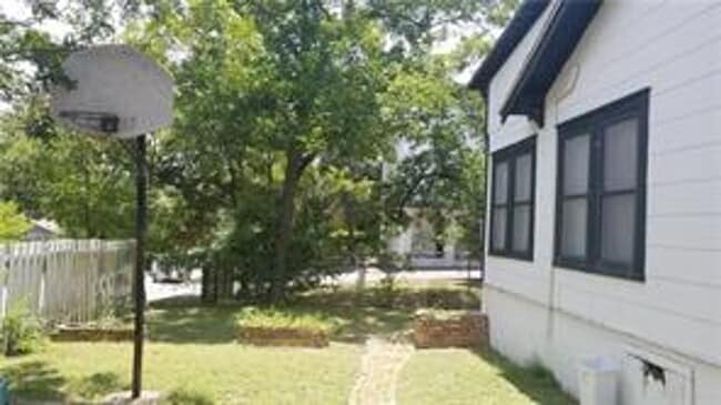 Building Photo - 103 E 34th St