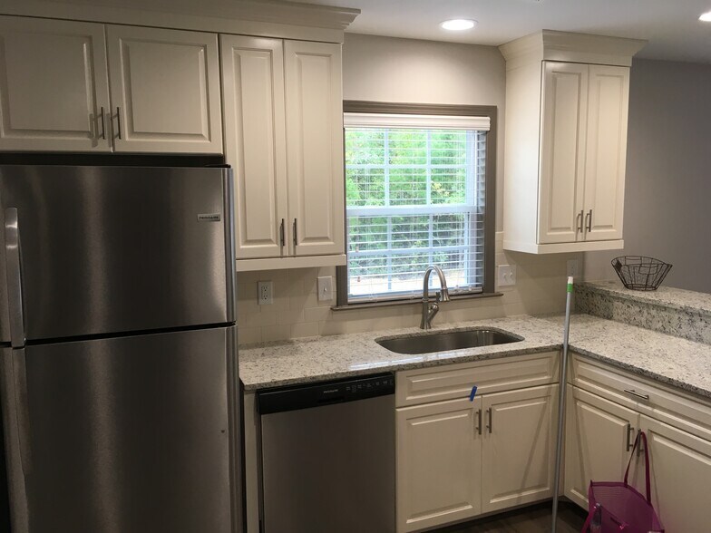 Building Photo - 6701 Pine Ridge Dr