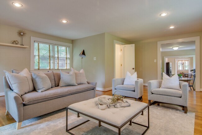 Building Photo - 2610 Woodlawn Dr