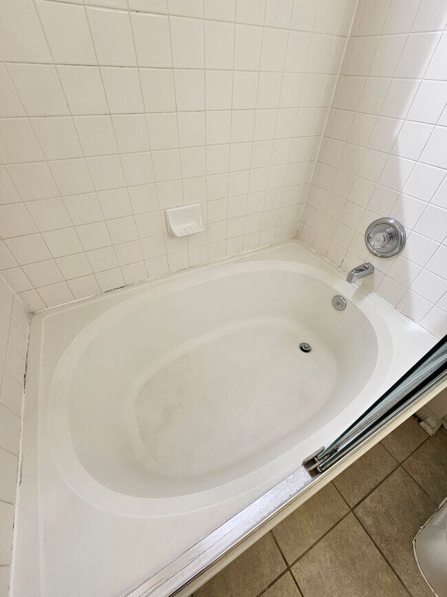 Building Photo - Awesome Aurora Top Floor 2 Bed 2 Bath Cond...
