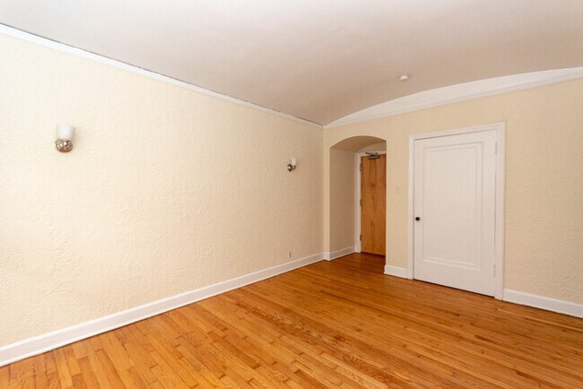 Building Photo - 539 W Arlington Pl
