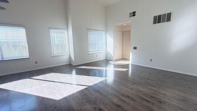 Building Photo - Charming 2 bed 2 bath