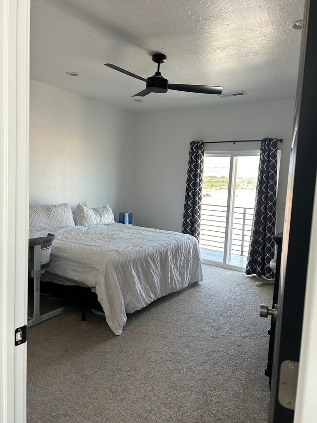 Building Photo - 868 E Desert Cactus Dr