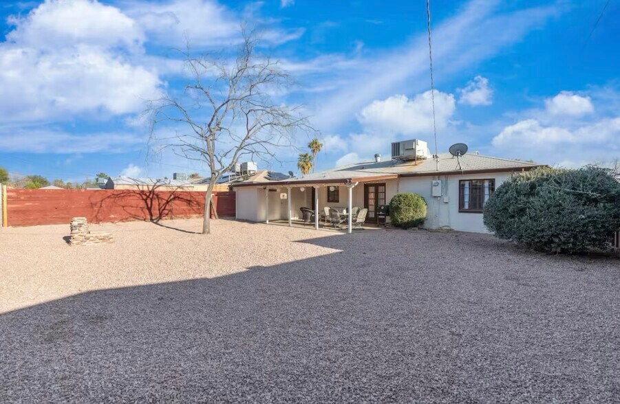 Building Photo - 2340 W Mitchell Dr