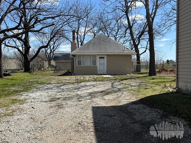 Building Photo - Adorable 1 Bedroom House on Shared Lot, 6 ...