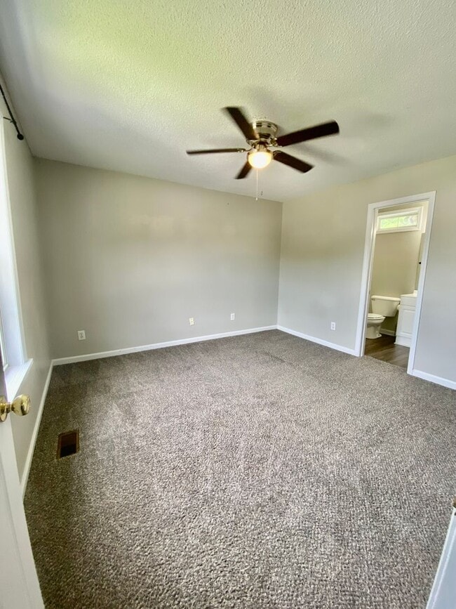Building Photo - Adorable Town Home The Stables at Horse Cr...