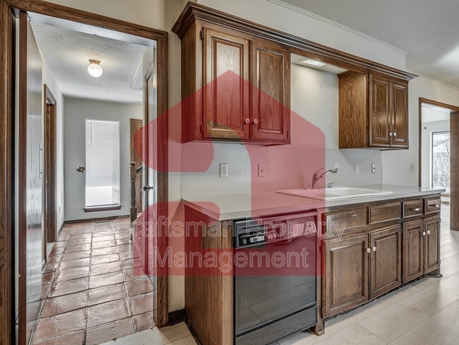 Building Photo - 2704 Silvertree Dr