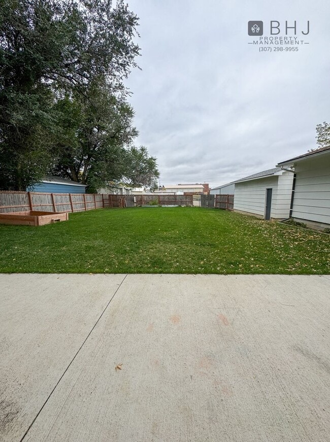 Building Photo - Pet Friendly 2 bed/ 2 bath single family h...