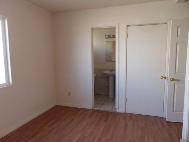 Building Photo - 2070 E La Mesa St