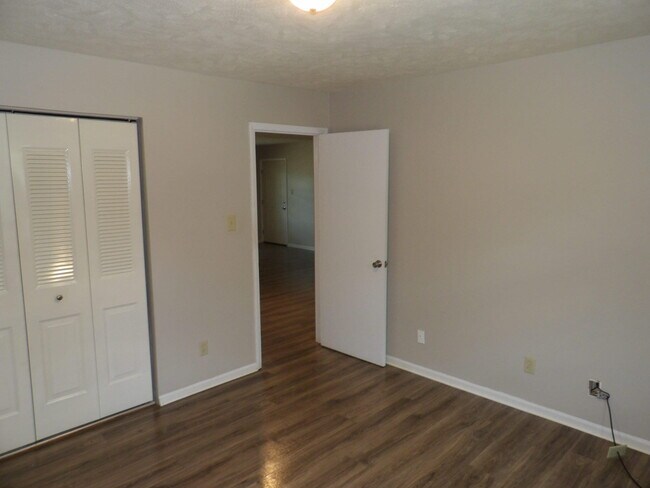 Building Photo - 204 Landings Dr