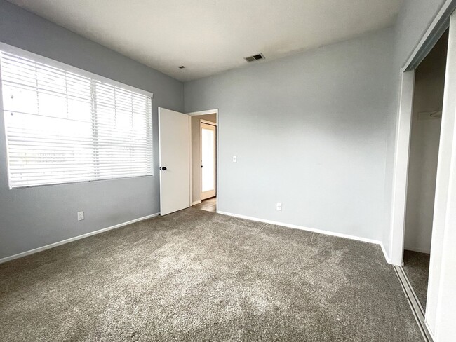 Building Photo - Remodeled Scripps Ranch Condo