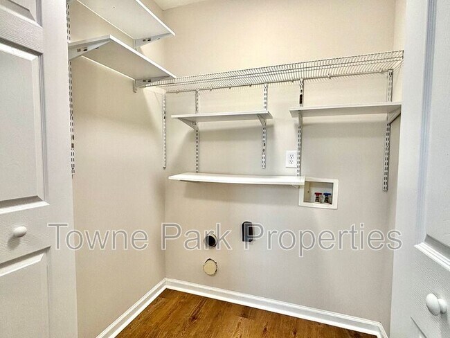 Building Photo - 327 Greendale Pl