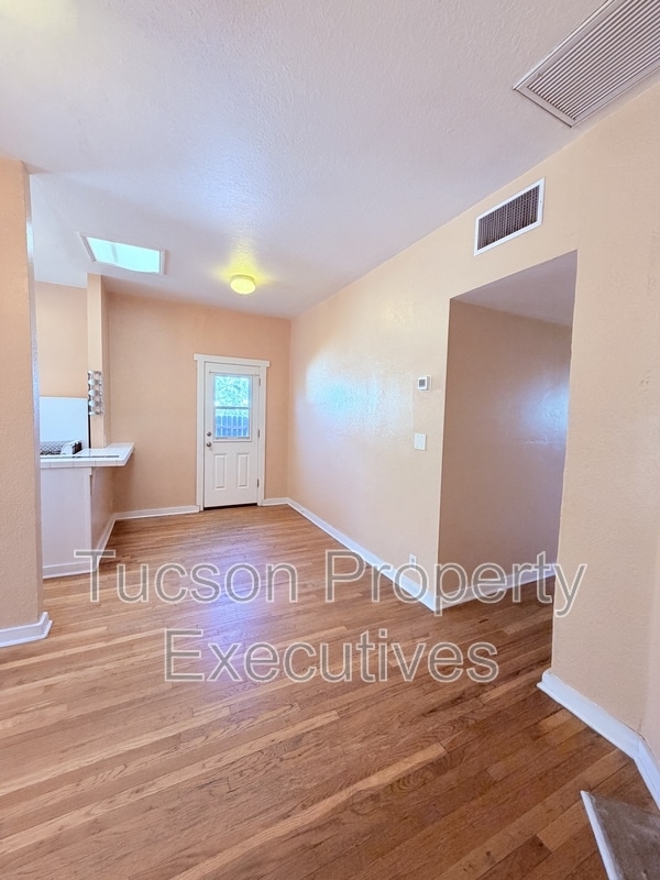 Building Photo - 1222 N Olsen Ave