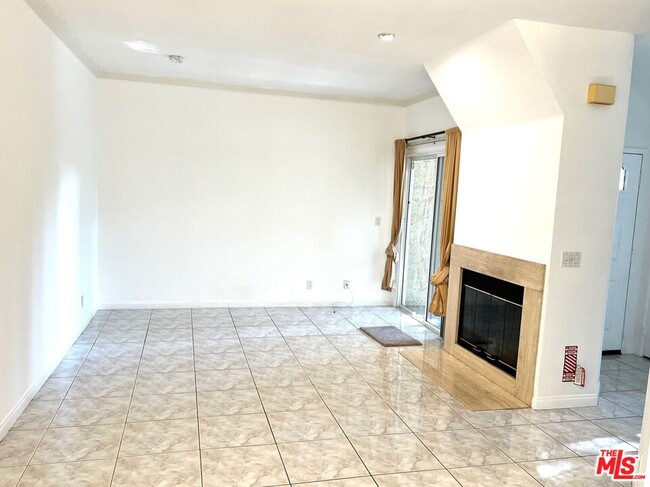 Building Photo - 640 Indian Oak Ln