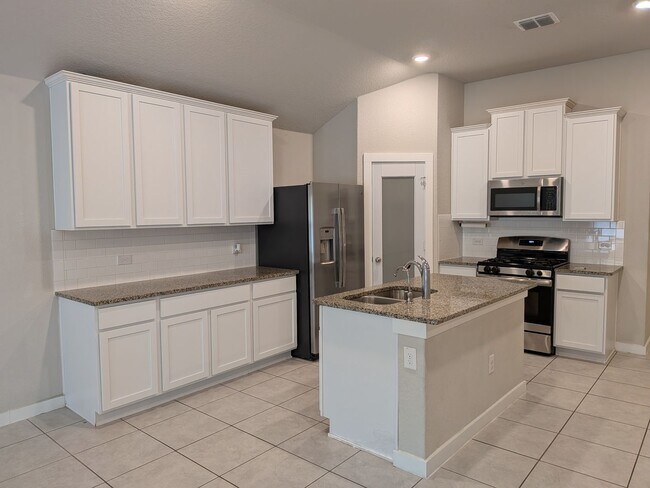 Building Photo - 1 story gem with quick access to Randolph!!