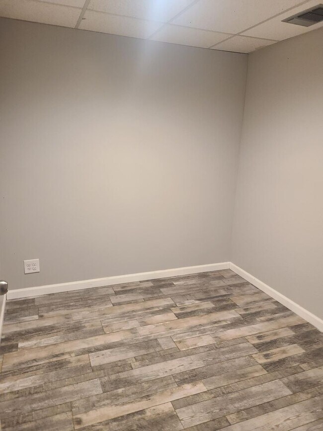 Building Photo - 17th St 6 Plex