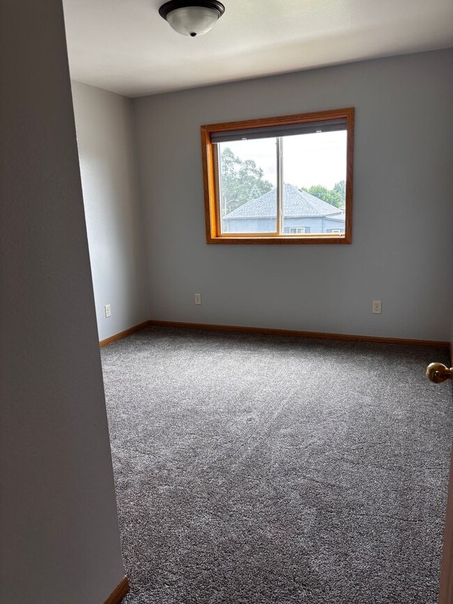 Building Photo - 1008