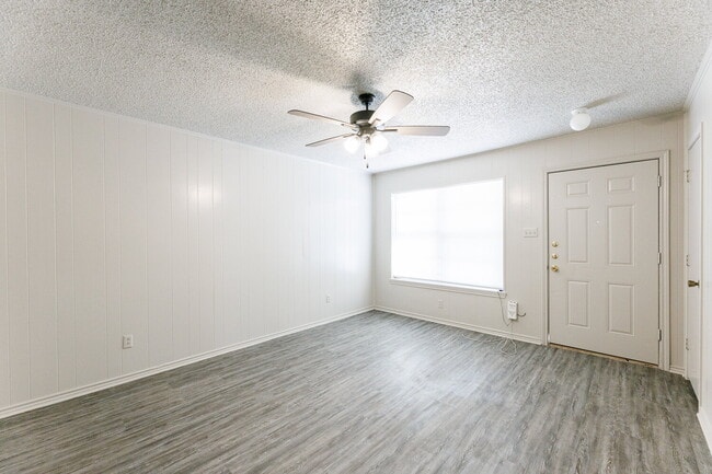 Building Photo - Freshly Updated - 2/1 Apartment with easy access to the Loop