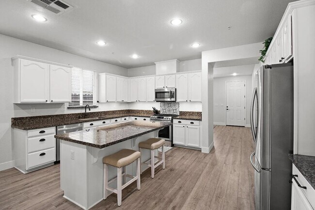 Building Photo - 325 Indian Runner Ct