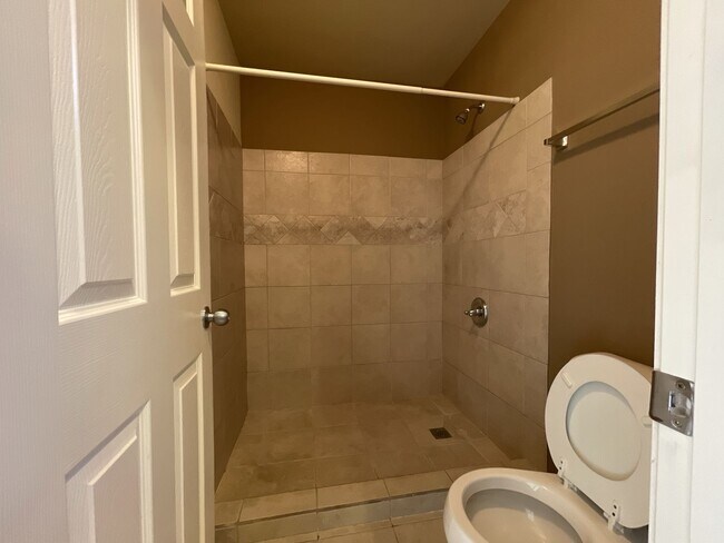 Building Photo - Spacious 3-Bedroom Home in the Northwest L...