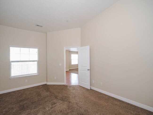 Building Photo - Beautiful Daybreak Condo