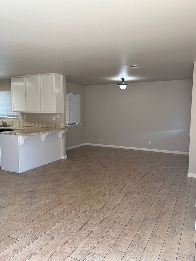 Building Photo - Available Now! Move-In Ready