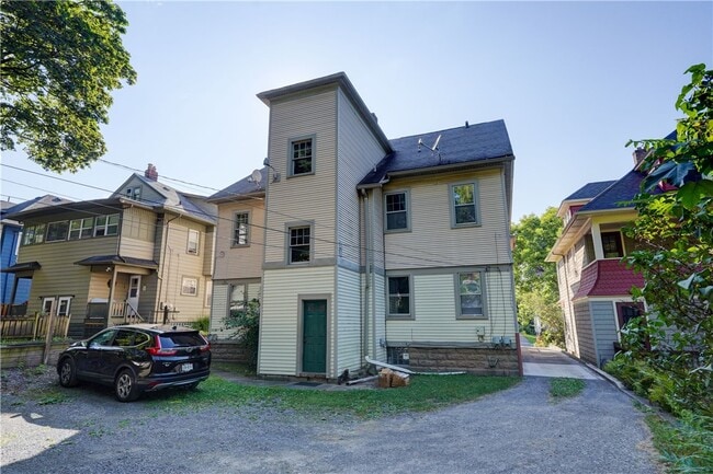 Building Photo - 294 Laburnam Crescent