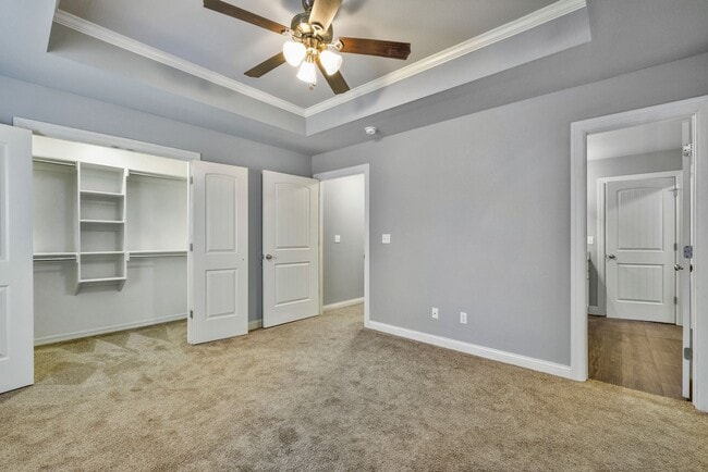 Building Photo - Beautiful 3 bed / 2.5 bath duplex with two car garage - Minutes from U of A!